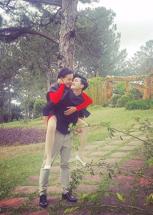 Bố mẹ Hoàng Oanh từng lo lắng cho con gái trong thời điểm cô mới bắt đầu hẹn hò. Tuy nhiên, Huỳnh Anh đã chứng minh được anh là chỗ dựa vững chắc của Hoàng Oanh.