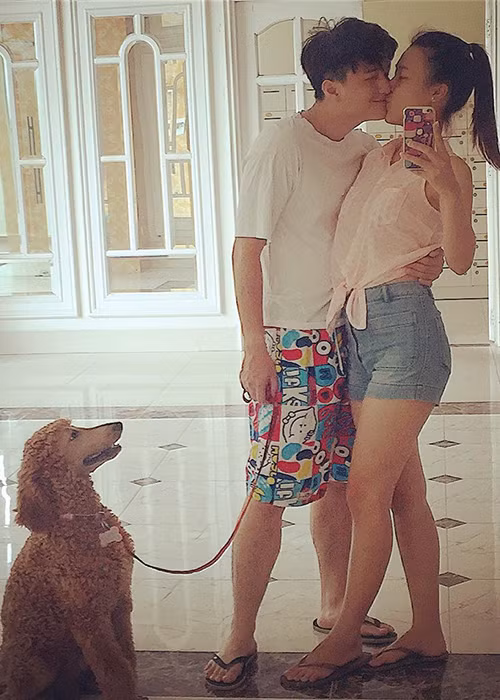 Huỳnh Anh và Hoàng Oanh được xem xứng đôi vừa lứa. Trong khi Huỳnh Anh là hot boy của màn ảnh Việt thì Hoàng Oanh là MC, diễn viên triển vọng.