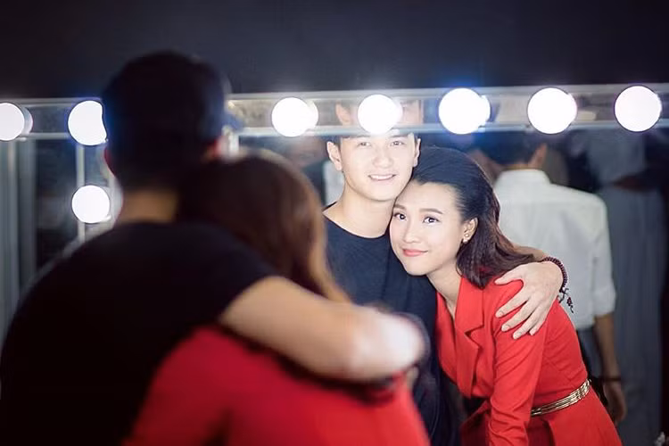 Kể từ khi công khai chuyện tình cảm, Huỳnh Anh và Hoàng Oanh không ngại ngần thể hiện tình cảm dành cho nhau trên trang cá nhân cũng như trước truyền thông.