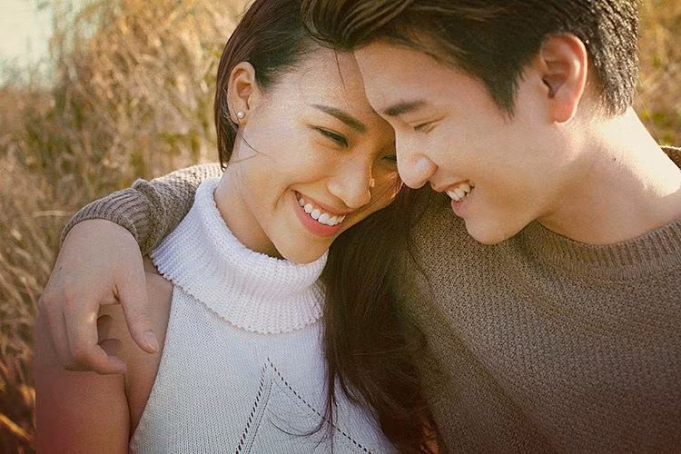 Theo lời Huỳnh Anh, sau 2 lần tình cờ gặp mặt nữa anh quyết định kết bạn với Hoàng Oanh trên mạng xã hội và rủ cô đi dạo đường hoa Nguyễn Huệ vào mùng 2 tết 2014.