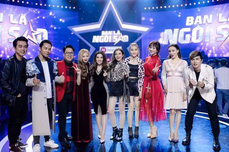 Trong phần thi của Kim Trang - Phương Duy, khi nghe Hari Won nhận xét Phương Duy là hot boy còn Dương Khắc Linh là đàn ông chín chắn, Hồ Quỳnh Hương đã chọc ghẹo đàn em. Ảnh: BTC