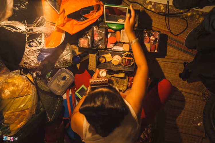 Mỗi nghệ sĩ đều trang bị cho mình một hộp đồ nghề chuyên dụng riêng, bao gồm các loại mỹ phẩm trang điểm, trang sức, bột màu và những vật dụng cá nhân.