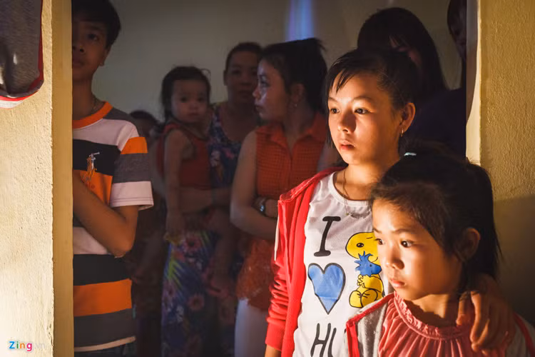 Đối với những đứa trẻ ở vùng quê nghèo, còn thiếu thốn nhiều phương tiện giải trí, việc có một đoàn hát bội về diễn, với những cờ phướn, trang sức lấp lánh là một điều gì đó rất lạ lẫm và hấp dẫn. Chúng chen chúc, nép mình sau những ô cửa để được xem các nghệ sĩ đang trang điểm.