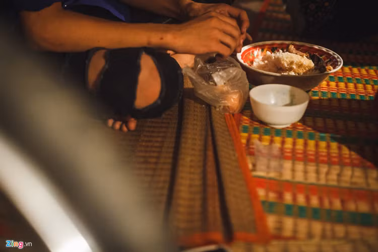 Bữa ăn của các thành viên trong đoàn được bầu đoàn Kim Thanh Nhị nấu. Bữa ăn chỉ đơn giản là tô cơm trắng, thịt kho và thêm vài cái trứng luộc.