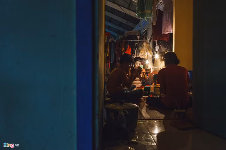 Nếu như ở một số loại hình nghệ thuật khác, công việc trang điểm cho các nghệ sĩ thường có người phụ trách riêng, thì ở hát bội, do đã không còn phổ biến và cũng để tiết kiệm chi phí, mỗi người nghệ sĩ đều phải tự biết trang điểm, vẽ mặt cho mình. Thời gian để vẽ xong một khuôn mặt khoảng 1 giờ.