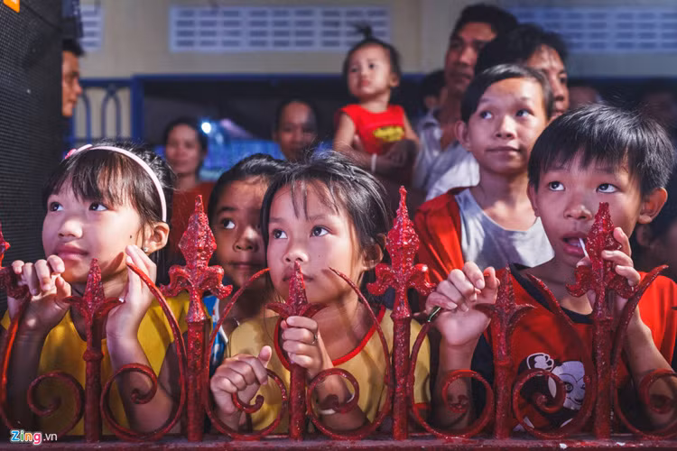 Ở những vùng quê nghèo như xã Vĩnh Thạnh, trẻ em không có các thiết bị điện tử cao cấp, không có nhiều điểm vui chơi nên hát bội là hoạt động rất thu hút các em...