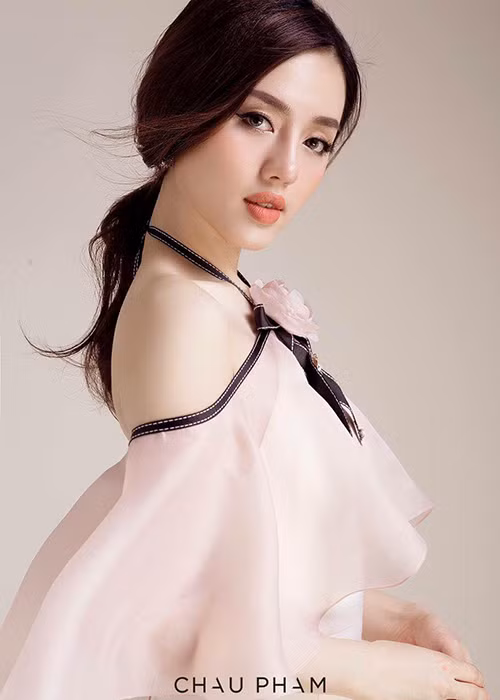 Khánh Linh sở hữu gương mặt trái xoan, đôi mắt to, đôi môi mọng và làn da trắng hồng. Ảnh: FBNV