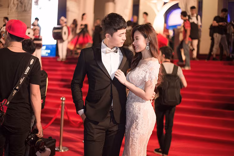 Năm 2016, Midu - Harry Lu cùng tham gia bộ phim điện ảnh “ 4 năm, 2 chàng, 1 tình yêu”. Sự kết hợp ăn ý trong phim khiến cả hai được fan mong chờ sẽ là một cặp đôi ngoài đời thực. Ảnh: FBNV