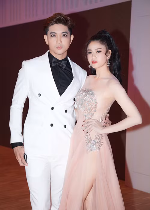 Hình ảnh Trương Quỳnh Anh và Tim sánh đôi tình tứ bên nhau trên thảm đỏ Đêm hội chân dài 11. Ảnh: Xe và thể thao