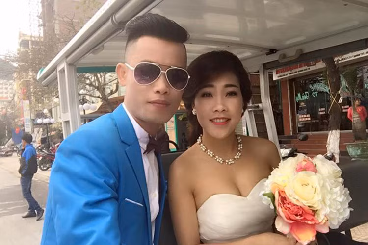 Sau hơn một năm chung sống, nam diễn viên hài thừa nhận đã ly hôn lần hai. Hiện tại, Hiệp gà đã cập bến hạnh phúc bên người vợ thứ 3 (trong ảnh) và có cậu con trai kháu khỉnh. Ảnh: FBNV
