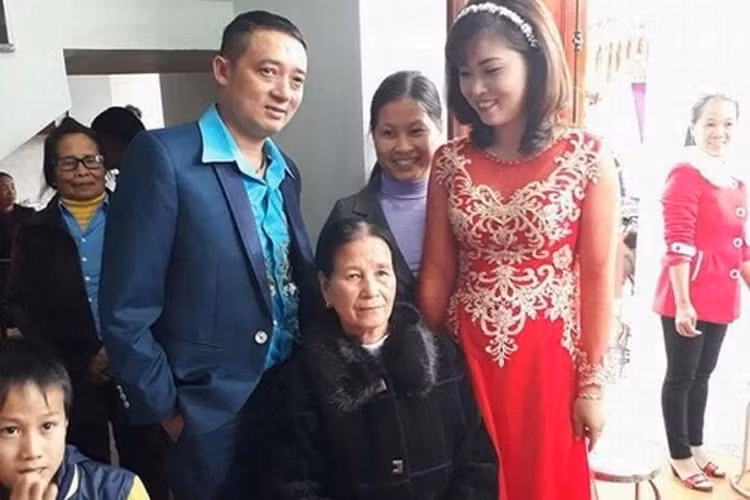 Sau đám cưới, Chiến Thắng từng bày tỏ vì chạy show quá nhiều anh khiến vợ buồn phiền và dù rất thương vợ nhưng anh không có lựa chọn nào khác vì là một nghệ sĩ. Về phía Thu Ngọc, cô tỏ ra khá hài lòng với hạnh phúc gia đình mà cô đang có được. Ảnh: Dân Việt