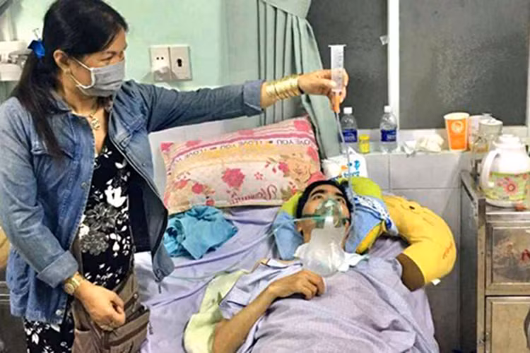 Khi sức khỏe kém, Nguyễn Hoàng ít đóng phim. Tháng 11/2015, anh rơi vào tình trạng hôn mê sâu sau khi mổ tai biến mạch máu não. Hiện tại, do sức quá kém không thể điều trị, Nguyễn Hoàng đã được gia đình đưa về nhà. Ảnh: Khám Phá
