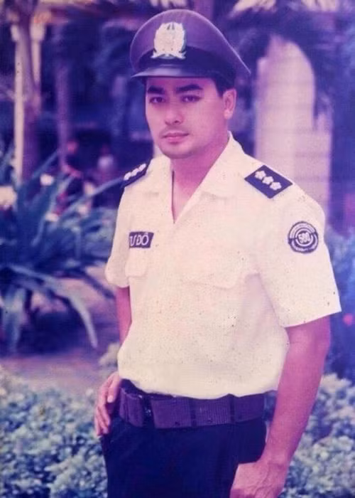 Trong “Bông hồng trà”, đại úy Nguyễn Mạnh Cường của Nguyễn Hoàng chỉ lộ thân phận được cách mạng cài vào hàng ngũ địch khi gần hết phim. Chính vai diễn đại úy tình báo này đã giúp Nguyễn Hoàng ghi được dấu ấn trong lòng khán giả. Ảnh: Zing