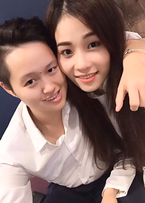 Lệ Nam được người yêu đồng giới rất chiều chuộng và tháp tùng ở các sự kiện giải trí. Ảnh: FBNV