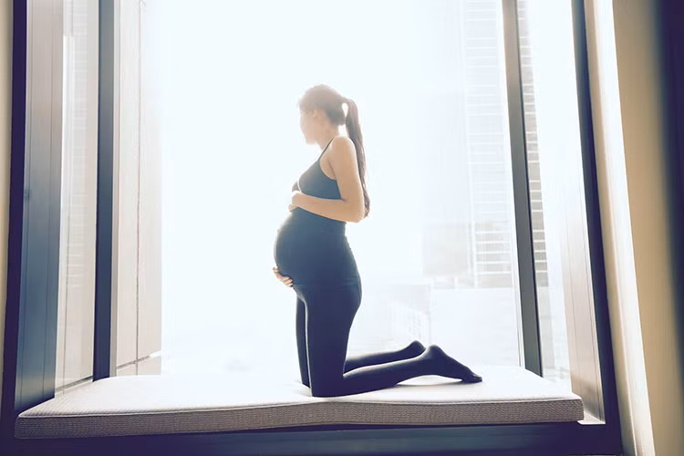 Mới đây, trên trang cá nhân, Á hậu Kiều Khanh đã đăng tải hình ảnh bụng bầu vượt mặt của mình sau 4 tháng lên xe hoa. Ảnh: FBNV