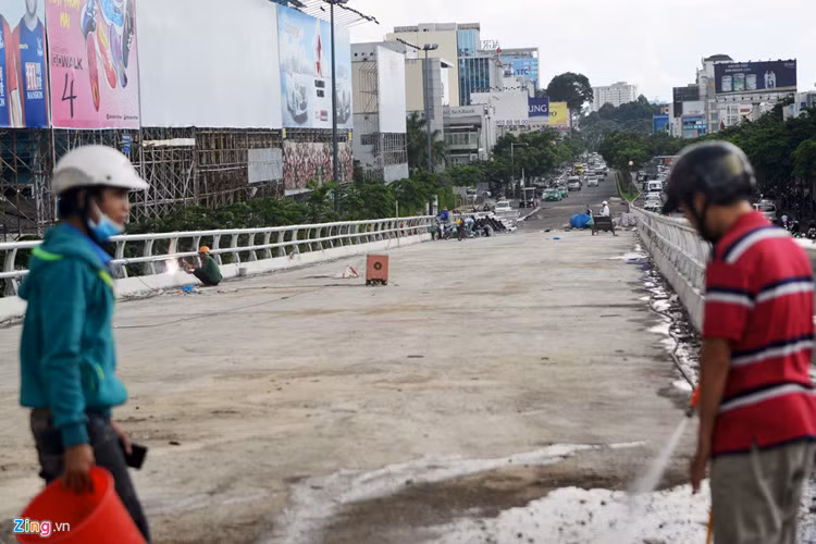 Mặt đường các nhánh cũng đang được dọn dẹp để chuẩn bị rải nhựa.