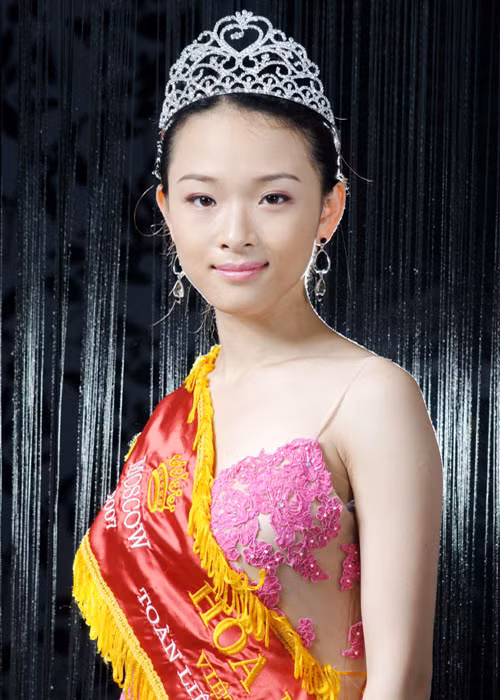 Gần đây, Hoa hậu Phương Nga ra hầu tòa với cáo buộc lừa 16,5 tỷ đồng của đại gia Cao Toàn Mỹ. Trước lùm xùm tình tiền này, cô đã vướng loạt tai tiếng. Một trong số đó là nghi vấn gõ cửa phòng ban giám khảo lúc nửa đêm. Ảnh: Zing
