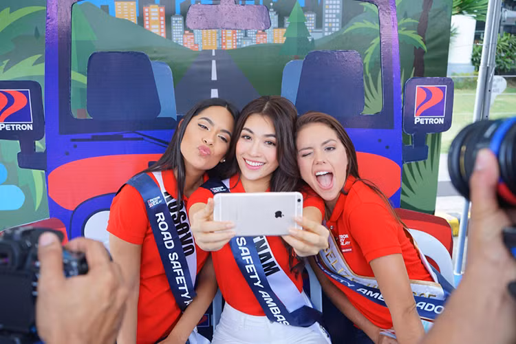 Bên cạnh đó, ba người đẹp còn ghi hình chia sẻ những trải nghiệm, kinh nghiệm có được tại kỳ thi Hoa hậu Hoàn vũ Thế giới 2016 ở Philippines.