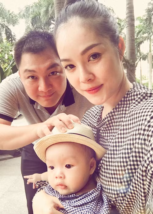 Sau khi sinh con bằng phương pháp mổ, Dương Cẩm Lynh cũng được chồng tận tình chăm sóc từ đút cho cô ăn hay cho đến thay băng vết thương. Ảnh: FBNV