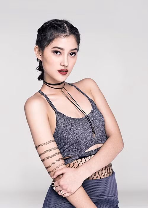 Chan dung co gai gay tranh cai khi len ngoi Sieu mau chau A 2017