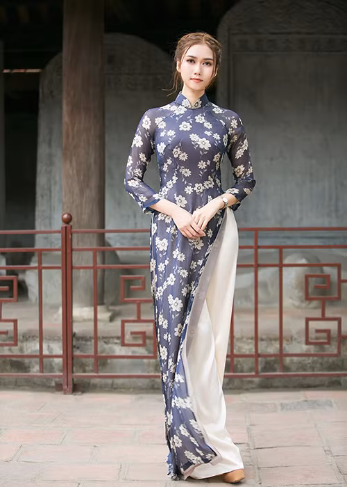 Thời điểm mới giành danh hiệu Hoa khôi Sinh viên Hà Nội 2009, Hương Giang đã được mời đến thử vai dự án phim “Trái tim kiêu hãnh” của đạo diễn Quốc Tuấn. Sau buổi gặp gỡ, cô được đạo diễn chú ý và được giao vai thứ chính. Ảnh: FBNV