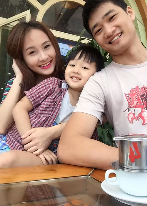 Hình ảnh Bảo Thanh hạnh phúc bên chồng và con trai - bé Bảo Bin. Nhóc tì nhà nữ diễn viên 9x được khen rất kháu khỉnh. Ảnh: FBNV