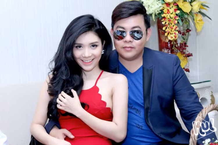 Thanh Bi và Quang Lê công khai hẹn hò vào năm 2016. Sau khi công bố mối quan hệ, cặp đôi liên tục xuất hiện tình cảm bên nhau. Ảnh:Kul News