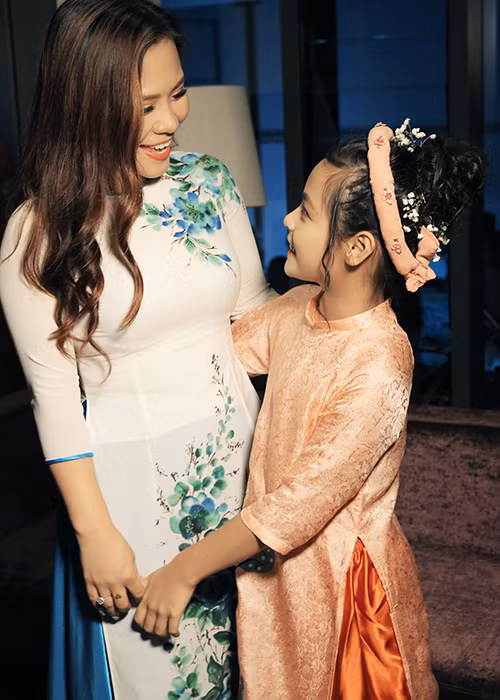 Con gái MC Phan Anh tên thân mật là bé Bo. Cô nhóc cùng bố vốn là cặp bố con nổi tiếng của chương trình “Bố ơi, mình đi đâu thế?” mùa 1.