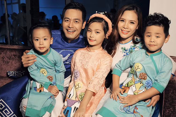 Hình ảnh Phan Anh bên người vợ xinh đẹp và ba nhóc tì kháu khỉnh, dễ thương ở hậu trường trước giờ diễn.