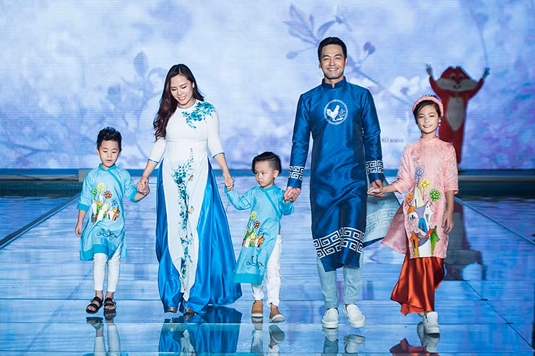 Sự xuất hiện của gia đình MC Phan Anh trên sàn catwalk đã đem đến bất ngờ cho khán giả tham dự sự kiện.