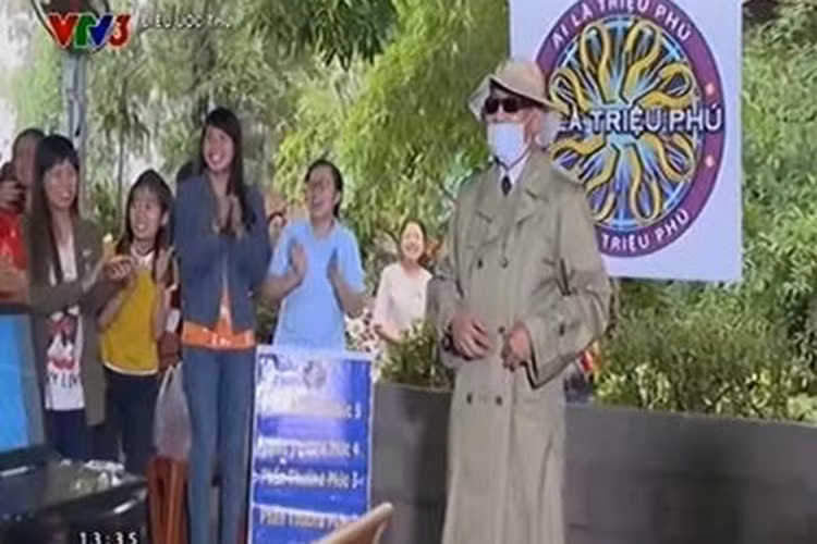 Trong chương trình Điều ước thứ 7 phát sóng vào ngày 29/11/2014, nhà báo Lại Văn Sâm đã xuất hiện với tư cách khách mời thực hiện điều ước dành cho nhân vật chính - bà Kim Lành. Để gây bất ngờ, ông cải trang nhưng thất bại. Ảnh: Vietnamnet