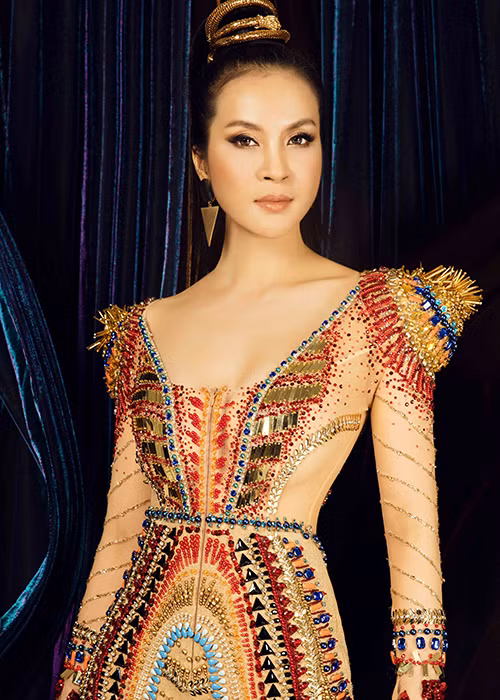 Với vóc dáng mảnh mai Thanh Mai phù hợp với những bộ đầm sexy và cầu kỳ hoặc đơn giản nhưng vẫn toát lên vẻ sang trọng.