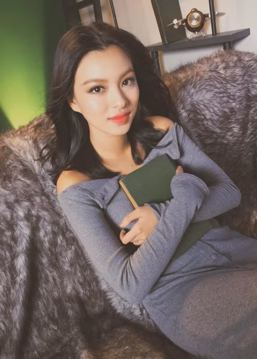 Ngoài là người mẫu lookbook được yêu thích, Tú Hảo từng tham gia đóng quảng cáo, một số MV ca nhạc. Ảnh: FBNV