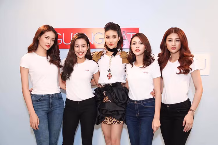 Ngoài 3 HLV The Face 2017, Tú Hảo còn được HLV Thái Lan Lukkade Metinee chọn về đội tại The Look Việt Nam. Sau phần tranh giành quyết liệt từ các huấn luyện viên, Tú Hảo quyết định đầu quân cho team của Lan Khuê. Ảnh: FBNV