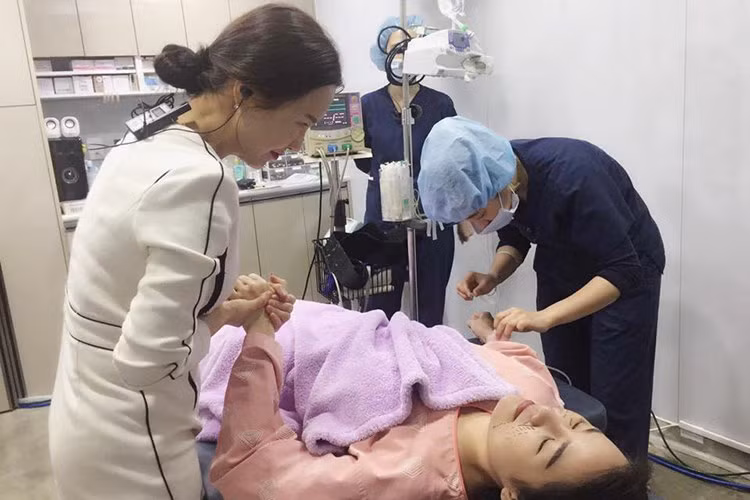 Quế Vân cho hay, tại Hàn Quốc, cô đã trải qua quá trình hạ gò má, gọt hàm, mở khóe mắt, độn silicon dưới khoé mũi, hút mỡ má, bắn laser vùng má và lấy mỡ từ đùi cho lên vùng dưới bọng mắt. Nói về chi phí dao kéo, Quế Vân cho hay cô đã bỏ ra 500 triệu đồng. Ảnh: FBNV
