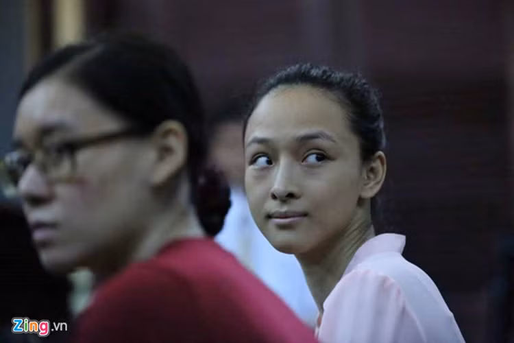 Vì vướng ồn ào tình tiền với đại gia, Phương Nga hiện đã mất 2 năm 3 tháng tự do của đời mình. Từ khi tiết lộ về "hợp đồng tình ái", Phương Nga đánh mất hình ảnh. Dù nhiều ý kiến bày tỏ cô đáng thương nhưng cũng không ít người chỉ trích cô đã có lối sống thực dụng. Ảnh: Zing