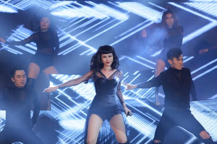 Đông Nhi xuất hiện với mái tóc ấn tượng khi kết hợp 3 ca khúc Shake The Rhythm, Boom Boom, Love Me Too thành bản remix thú vị. Nữ ca sĩ sinh năm 1988 khoe vũ đạo bốc lửa, phong cách trình diễn chuyên nghiệp.