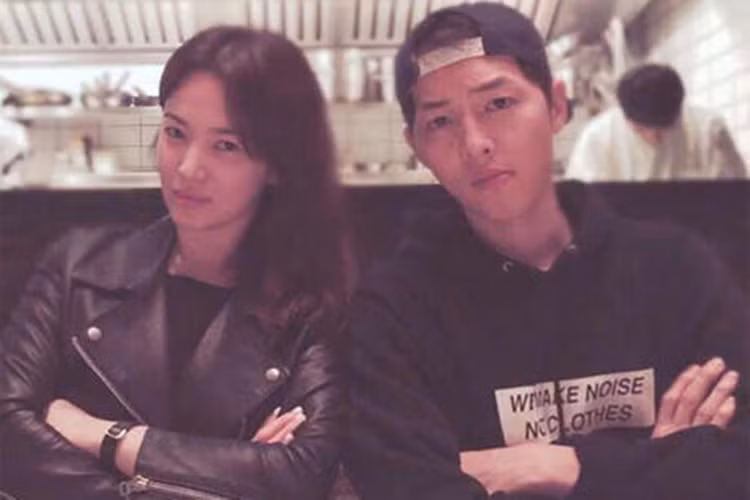 Đại diện công ty giải trí UAA quản lý của nữ diễn viên Song Hye Kyo lên tiếng vào ngày 19.6: “Đúng là Song Hye Kyo đã tới đảo Bali nhưng cô ấy đi với mục đích họp bàn công việc. Chúng ta đã được xác nhận từ phía cô ấy, Song Hye Kyo không gặp gỡ Song Joong Ki”.