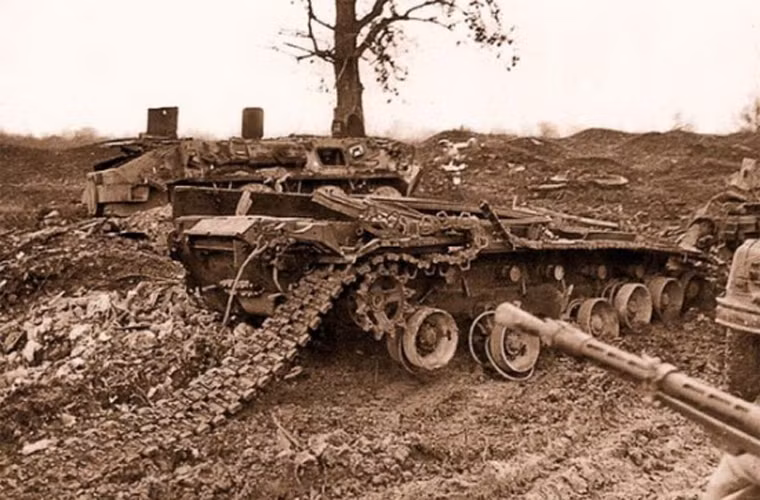 Hóa ra, hệ thống nạp đạn tự động Korzhina của T-80 có lỗi chết người. Thiết bị nạp đạn tự động chứa liều phóng ở vị trí thẳng đứng và chỉ được bảo vệ phần nào bởi các bánh xe. Đạn chống tăng RPG bắn trúng thân T-80 rất dễ gây cháy liều phóng và khiến chiếc xe tăng phát nổ, hư hỏng hoàn toàn.