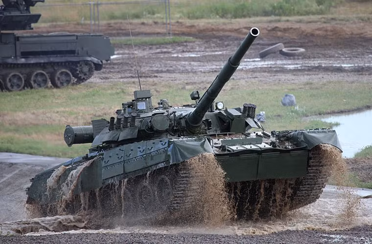 Trước hết, chúng ta hãy cùng nói về những ưu điểm của xe tăng chủ lực T-80. Đây là thiết kế mang tính kế thừa từ dòng tăng cách mạng T-64 chưa bao giờ được xuất khẩu của Liên Xô. T-80 tiếp tục được hoàn thiện hơn nữa về mặt công nghệ giáp bảo vệ, hỏa lực, động cơ trên cơ sở khung gầm cải tiến từ T-64.