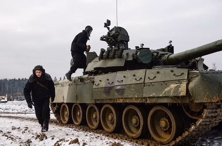 Tuy nhiên, sau cuộc chiến tranh Chechnya lần 1, xe tăng T-80 đã để mất đi vị trí số một của mình vào T-72 và thế hệ nâng cấp sâu rộng T-90. Cho tới ngày nay, số lượng T-80 trực sẵn sàng chiến đấu trong Quân đội Nga còn kém xa cả T-72. Vậy, vì sao một cỗ xe tăng từng được coi là “tuyệt tác” của Liên Xô lại mất điểm đến như vậy?