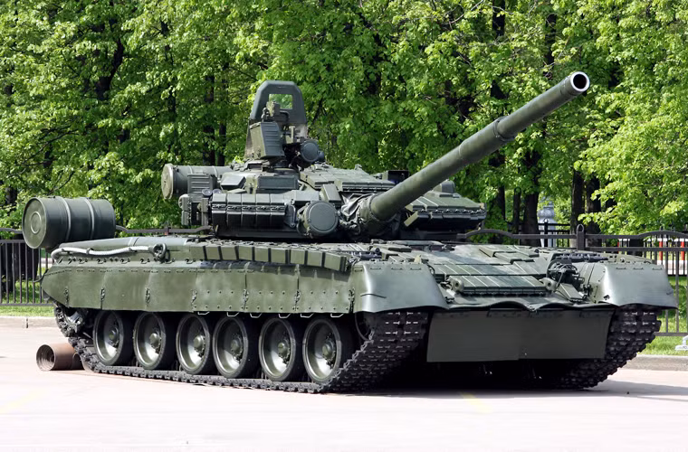 Cũng có nguồn tin cho rằng, nhiều xe tăng T-80BV tiến vào Grozny với các hộp giáp phản ứng nổ ERA rỗng tuếch, không có thuốc nổ khiến loại giáp này "có mà cũng như không". Theo một số nguồn tin khác, các binh sĩ Nga đã bán thuốc nổ trong giáp ERA để cải thiện cuộc sống thiếu thốn của họ thời hậu Xô Viết.