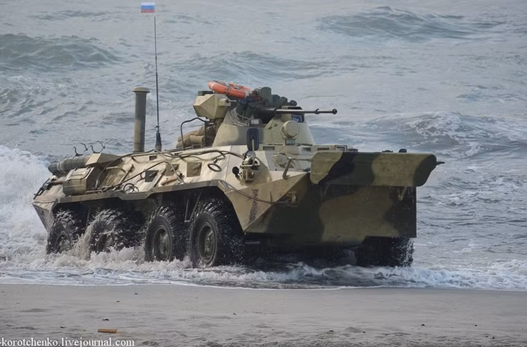Khả năng lội nước của họ xe BTR vẫn được giữ tới thế hệ BTR-82A. Bên ngoài là vậy, vẫy hãy cùng xem nội thất bên trong xe bọc thép BTR-82A trông như thế nào?