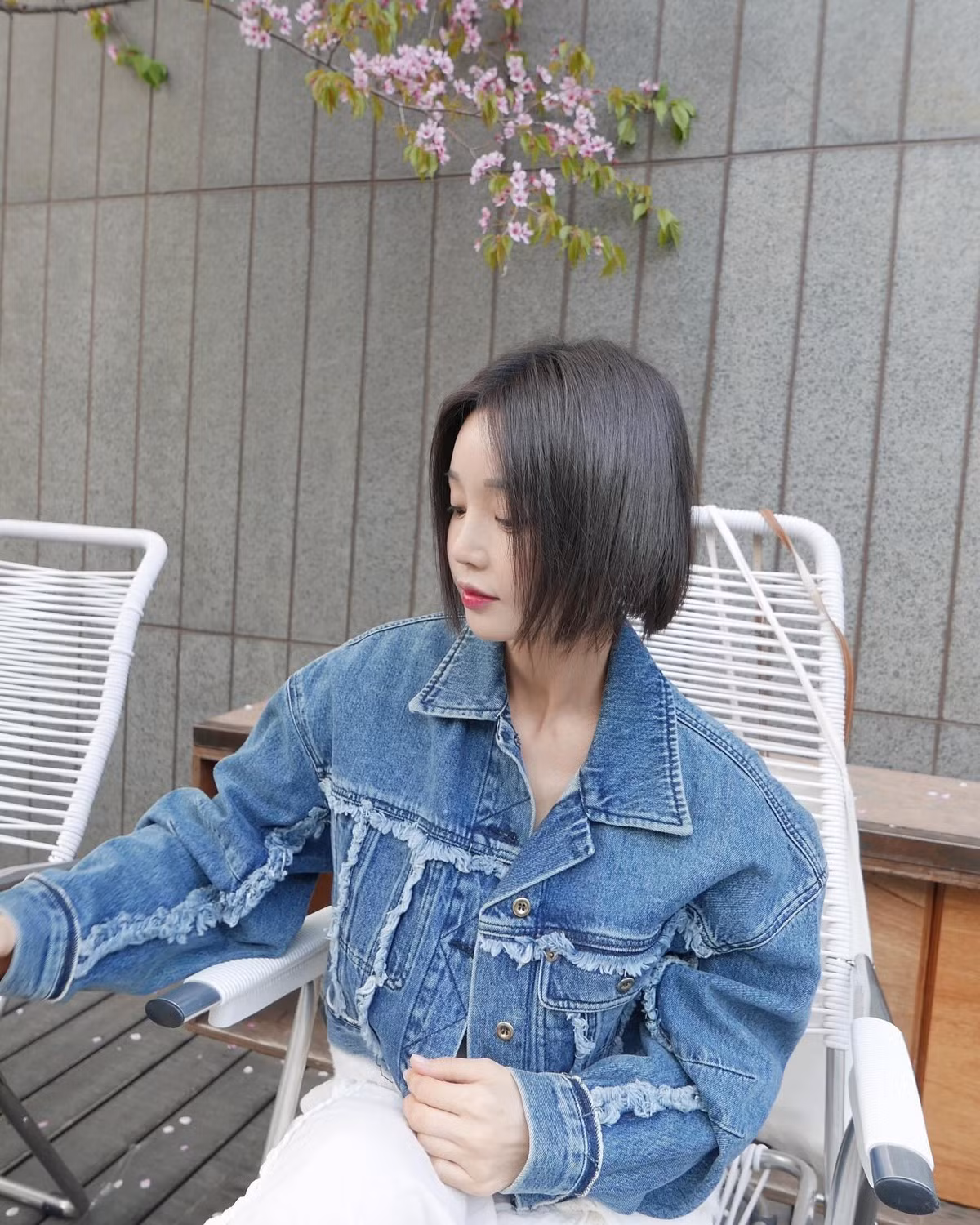 Ngày 17/4, trên cộng đồng trực tuyến Nate Pann, nhiều thành viên chia sẻ loạt ảnh Nam Gyu Ri cắt tóc ngắn và khen diễn viên dễ thương, trẻ hơn so với tuổi 40. Có tài khoản bình luận: "Tôi nghĩ Nam Gyu Ri cần được thêm vào danh sách những nữ diễn viên trẻ trung cùng với Han Go Eun và Kim Sa Rang. Làm thế nào những người nổi tiếng có thể duy trì được nhan sắc này?".