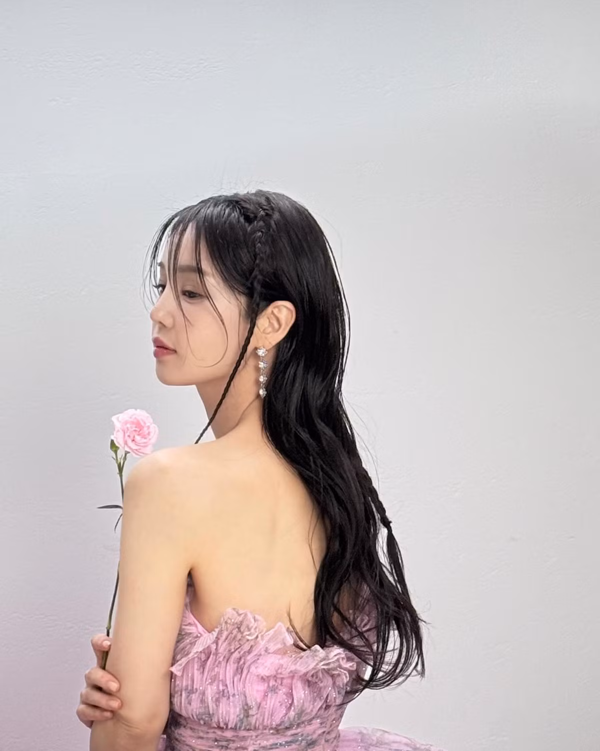 Trong chương trình Strong Heart VS phát sóng ngày 16/4, Nam Gyu Ri chia sẻ về hành trình làm nghề khó khăn. Cô tiết lộ từng bị một nhóm diễn viên nữ cô lập. "Tôi thường ở một mình nên thỉnh thoảng có đến những buổi tụ tập của đồng nghiệp nữ vì tôi quý họ. Nhưng vài năm sau đó, tôi nhận ra mình đã bị cô lập. Giờ nghĩ lại, có lẽ do tôi cũng hơi khác biệt. Sở thích của tôi khác họ. Tôi thích đi bộ và ở nhà còn họ thì không thích những thứ đó", cô nói.