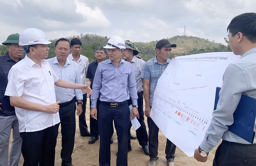 Dự án này có chiều dài gần 40 km, điểm đầu giao với Quốc lộ 14 tại Km1758+946 (giáp đường tránh thị xã Buôn Hồ) thuộc địa phận xã Ea Đrơng (huyện Cư M’gar); điểm cuối giao với Quốc lộ 14 tại Km1790+400 thuộc địa phận xã Hòa Phú (TP Buôn Ma Thuột). Đây là dự án nhóm B, bề rộng mặt đường 12 m, gồm hai làn xe cơ giới, tổng mức đầu tư hơn 1.500 tỷ đồng từ nguồn ngân sách Trung ương... Thời gian thực hiện từ 2020 đến 2023. (Ảnh: VOV).
