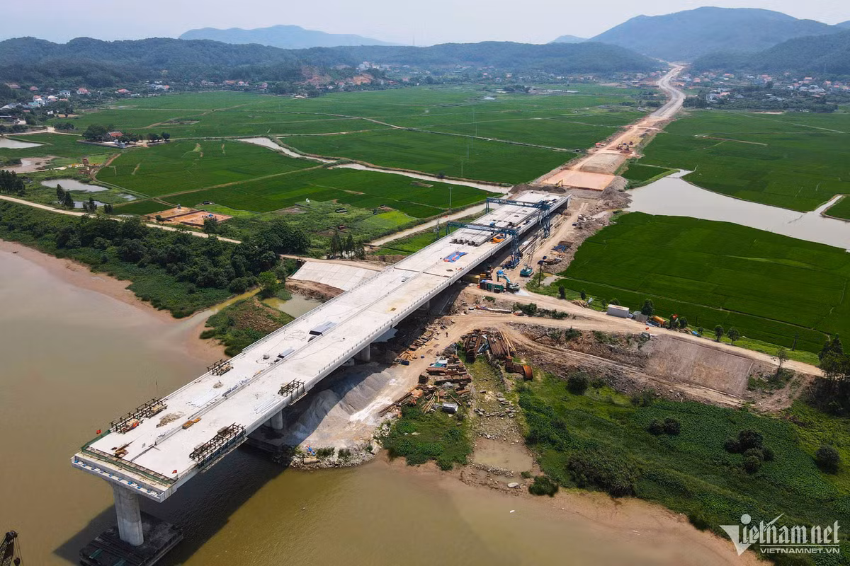 Theo phê duyệt, dự án có tổng chiều dài 8,59km, trong đó phần đường dẫn lên cầu hai bên dài khoảng 7,86km, công trình cầu Đồng Việt dài khoảng 731,2m. Dự án được triển khai thi công trong 3 năm (2022-2025), từ nguồn ngân sách tỉnh và trái phiếu chính quyền địa phương. (Ảnh: Vietnamnet).