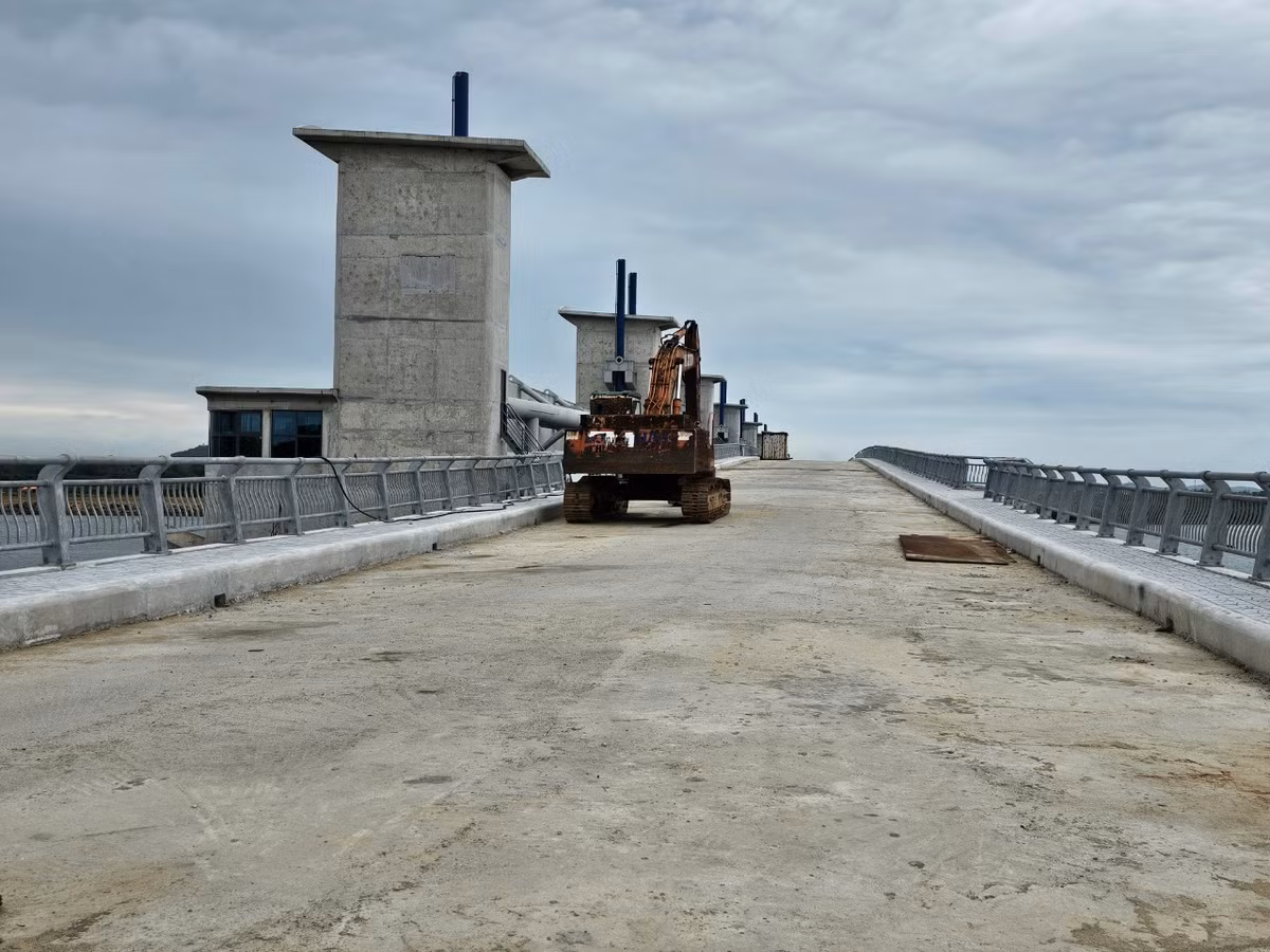 Dự án do BQLDA tỉnh Quảng Ngãi làm chủ đầu tư. Dự án gồm cống ngăn sông 19 khoang, với tổng bề rộng gần 720m; bốn khoang tràn Piano; đường cá đi rộng 5m; cầu và đường giao thông có tổng chiều dài hơn 974m, chiều rộng mặt cầu 12m... (Ảnh: KTMT).