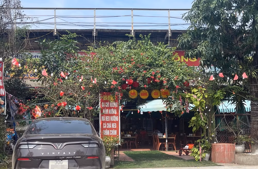 Bên trong “nhà hàng Gia Long” “xẻ thịt” gầm cầu Thăng Long, bàn ghế được xếp thành nhiều hàng, khách ngồi ăn uống vui vẻ.