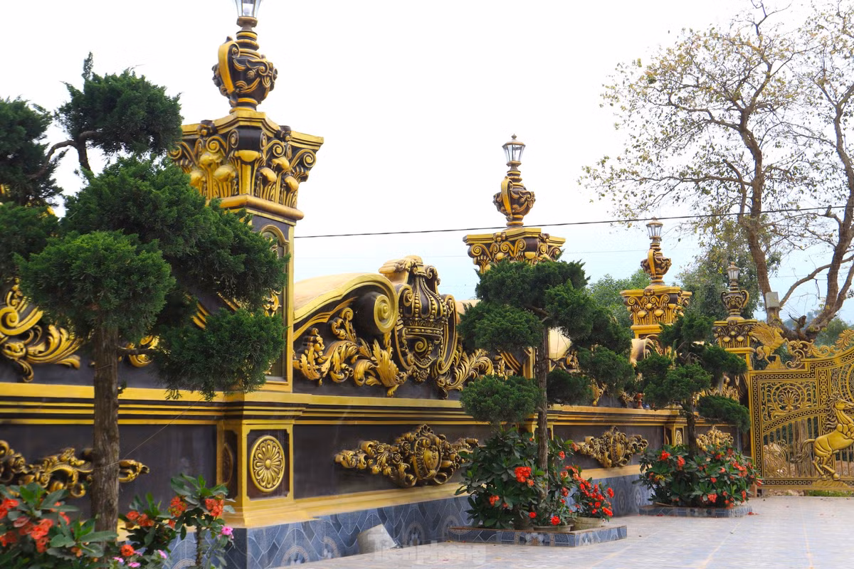 Sau 8 năm làm nghề buôn bán phế liệu, anh bén duyên với cô gái cùng quê Phạm Thị Bình (SN 1980). Những tháng ngày bôn ba, tích góp được ít tiền, năm 2004, vợ chồng anh mua được một lô đất cạnh quốc lộ 7, mở xưởng kinh doanh, thu mua sắt vụn, buôn bán phụ tùng ô tô các loại. Đến nay, gia đình anh làm nghề này cũng gần 30 năm, tích cóp được chút ít nên quyết định xây nhà. (Ảnh: Tiền Phong).